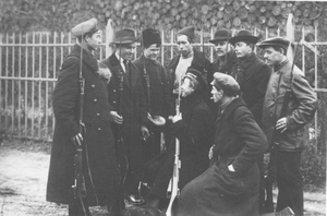 Путиловские рабочие-красногвардейцы на охране Смольного, октябрь 1917, г. Петроград