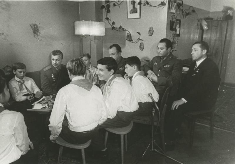 Встреча летчиков с пионерами, 1960-е