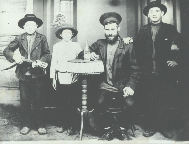 Портрет казака с сыновьями, 1910 год. Выставка «Отцы и дети» с этой фотографией.