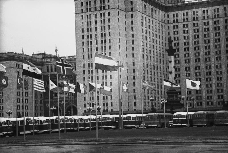 Фасад главного здания МГУ, 1958 год, г. Москва. Из серии «Пятый конгресс Международного союза архитекторов».Выставка «Московский автобус» с этой фотографией.