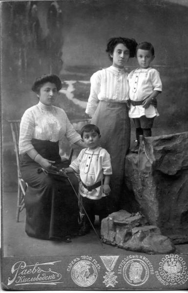 Портрет двух женщин с детьми, 1900-е, Терская обл., станица Кисловодская