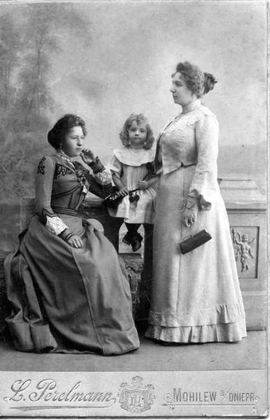 Портрет двух женщин с девочкой, 1890-е, г. Могилев
