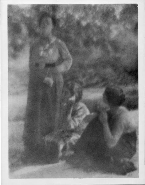 В саду, 1914 год