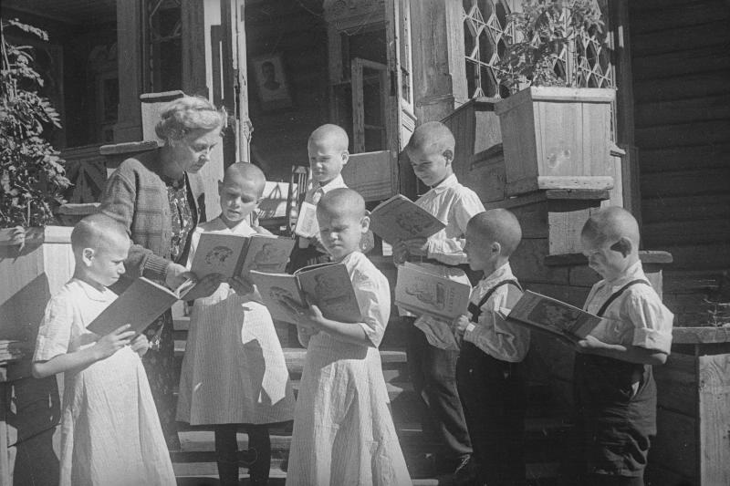 В детском доме. Воспитанники с букварями, 1936 год