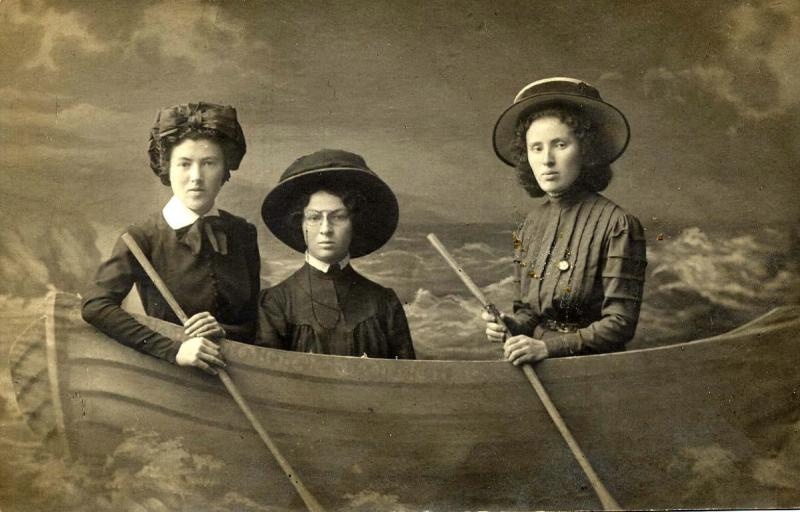 Три женщины в бутафорской лодке, 1908 год, г. Одесса. Выставки&nbsp;«Студийная фотография: фантазии фотографа и модели» и «Пенсне – символ интеллигентности» с этой фотографией.