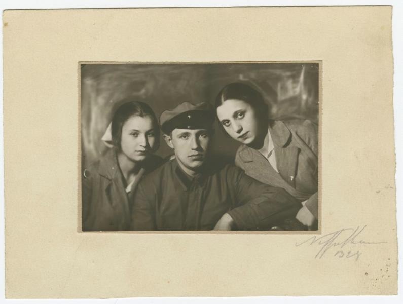 Портрет двух девушек и молодого человека, 1928 год