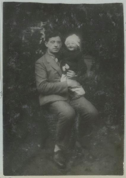 Портрет мужчины с ребенком, 1920-е