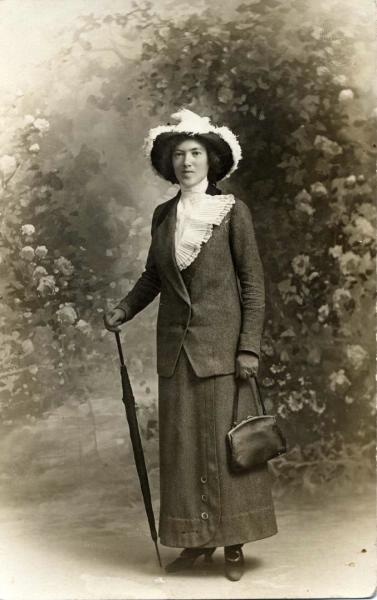 Портрет молодой женщины в визитном костюме с зонтиком и сумочкой, 1912 год