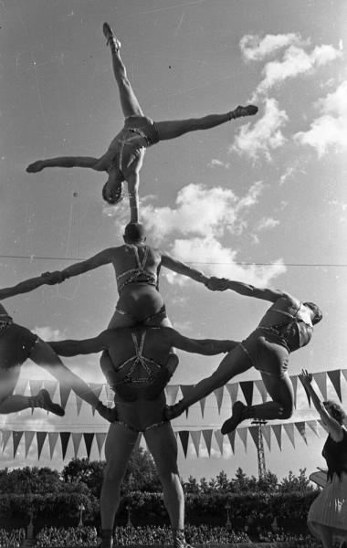 Акробатика ссср. Чемпионат СССР по акробатике 1974. Силовые акробаты Степановы 1960. 1939г акробатика. Всесоюзные соревнования по акробатике в 1939.