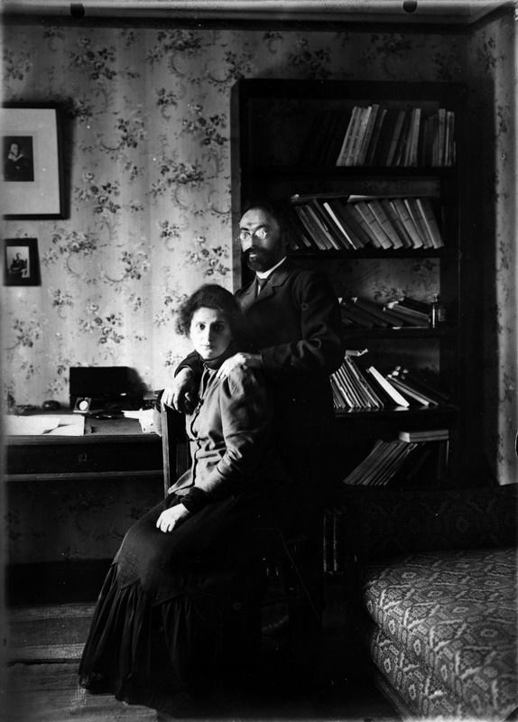 Михаил Гершензон с женой в своем кабинете, 1909 год, г. Москва. Выставка «Лица культуры» с этой фотографией.