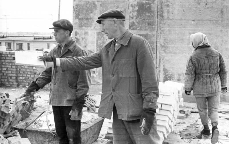 Каменщик Владимир Филиппов на строительстве жилого дома в Купчине, 1967 год, г. Ленинград