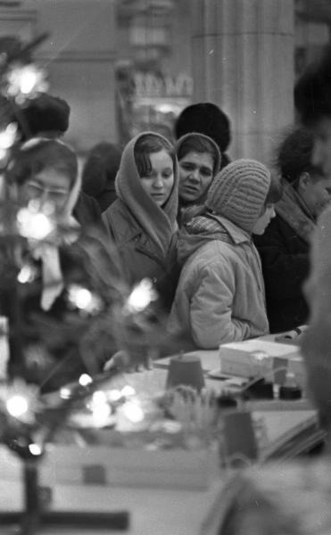 Универмаг «Детский мир». Перед Новым годом, декабрь 1972, г. Москва. Выставка «"Детский мир" на Лубянке» с этим снимком.