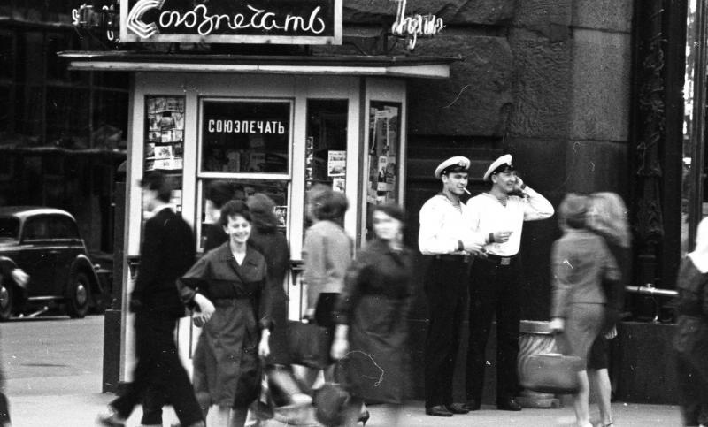Моряки, 1960-е, г. Ленинград. Прохожие на Невском проспекте.