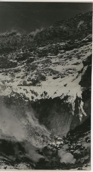 Дно кратера действующего Авачинского вулкана, 1950-е, Камчатская обл.