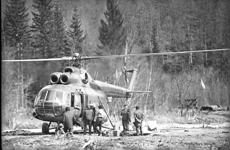 Вертолет, доставляющий груз строителям БАМа на берег реки Таюры, 6 января 1974, Иркутская обл.