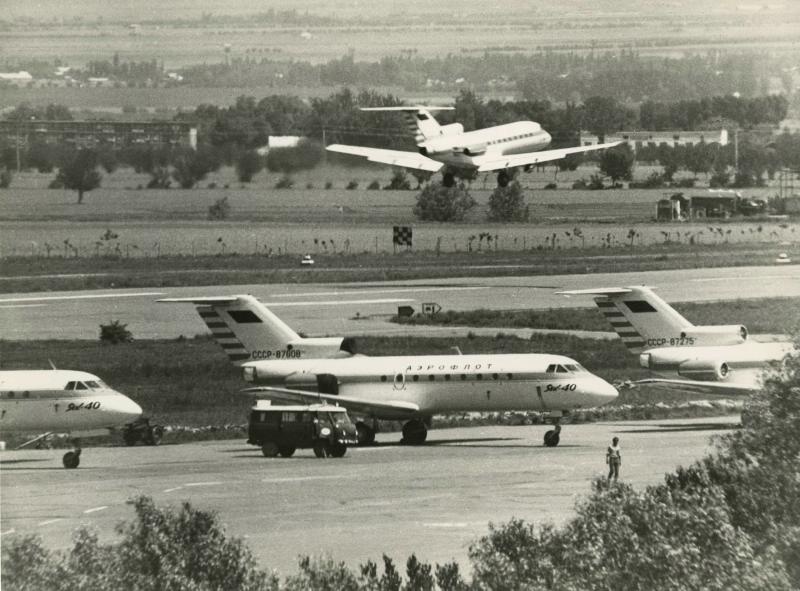 В аэропорту, 1970-е, Киргизская ССР. Выставка «Приятного полета!» с этой фотографией.
