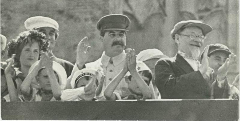 Иосиф Сталин и Михаил Калинин на физкультурном параде, 1937 год, г. Москва. Видеовыставка «Михаил Калинин. "Добрый дедушка президент"» с этой фотографией.