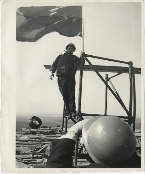 Рабочий-высотник со знаменем, 1 января 1980 - 31 января 1987