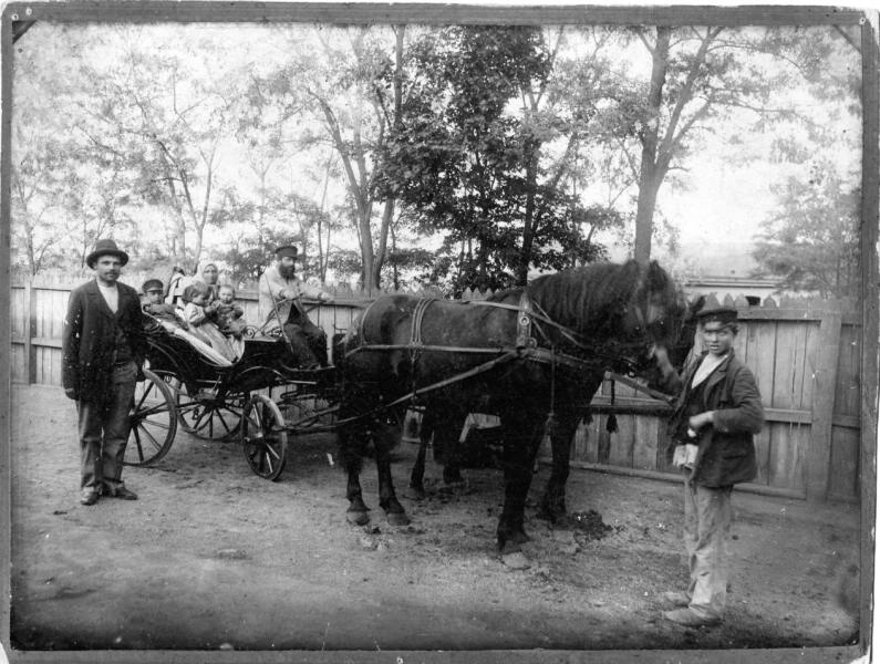 Семья в дорожной коляске готовится к выезду, 1903 год