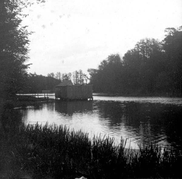 Купальня, 1910-е. Выставка «Старые купальни» с этой фотографией.