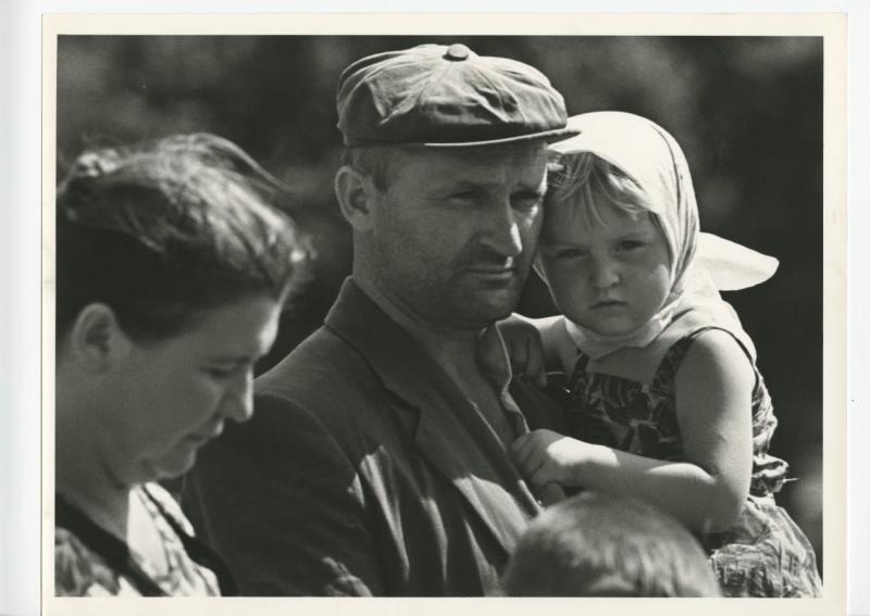 Мужчина с девочкой на руках, 1960-е