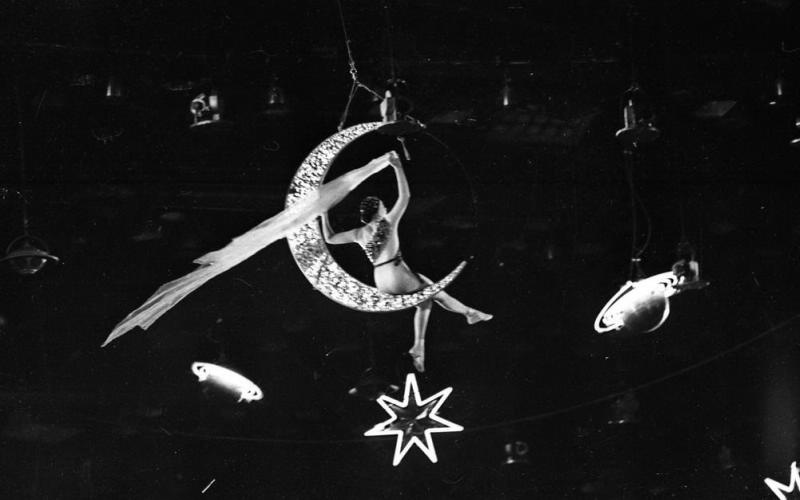 Воздушная гимнастка Раиса Немчинская в новогоднем спектакле «Золотой орех», 1 декабря 1959 - 31 января 1960, г. Москва