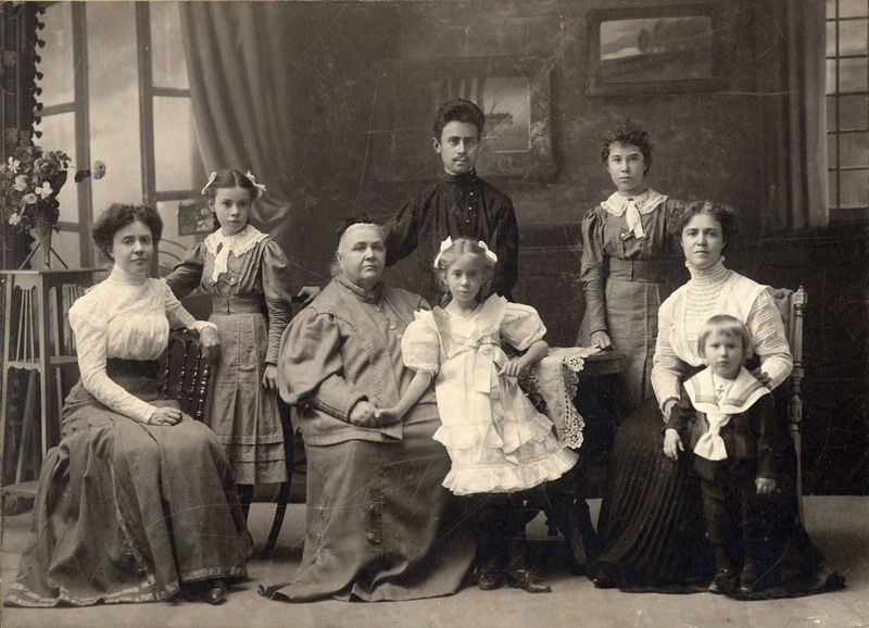 Портрет семьи Антоненко-Зощенко, 1910-е, Владимирская губ., г. Муром. Выставка «Лица ушедшей эпохи» с этой фотографией.&nbsp;