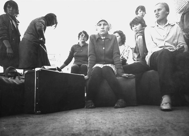 Строители КАМАЗа, 1973 - 1977, г. Набережные Челны. Выставка «Чемоданное настроение» с этой фотографией.