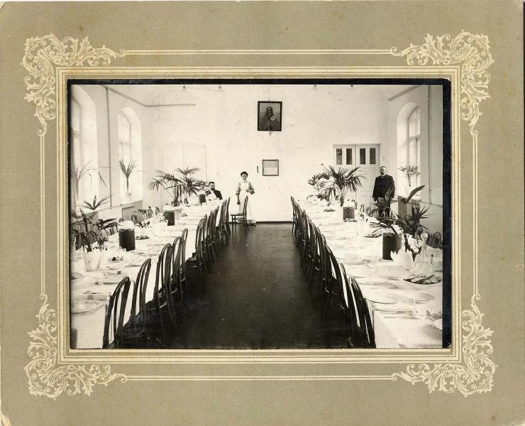 Пасхальные столы, 4 апреля 1900 - 30 апреля 1909. Выставка «Светлая седмица» с этой фотографией.