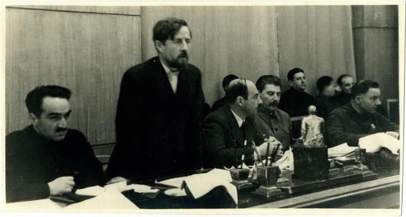 Анастас Микоян, Иосиф Сталин, Климент Ворошилов на заседании, 1930-е