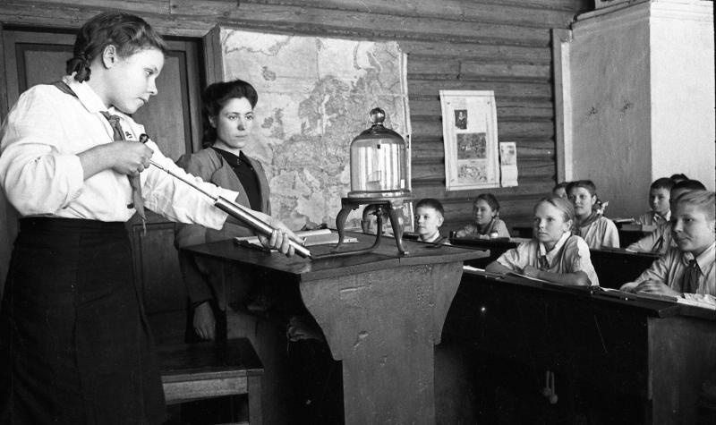 На уроке в школе, 1949 год, Тамбовская обл., Моршанский р-н, с. Ивенье. Нина Егоровна Шамина. Фотография была опубликована в&nbsp;«Пионерской правде» от 4 февраля 1949 года.
