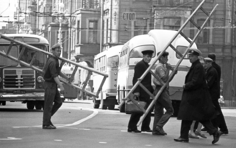 Люди с лестницами, 1960-е, г. Ленинград