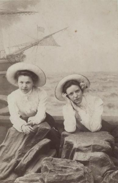 Портрет двух девушек в шляпах, 1905 - 1909, Таврическая губ., г. Ялта