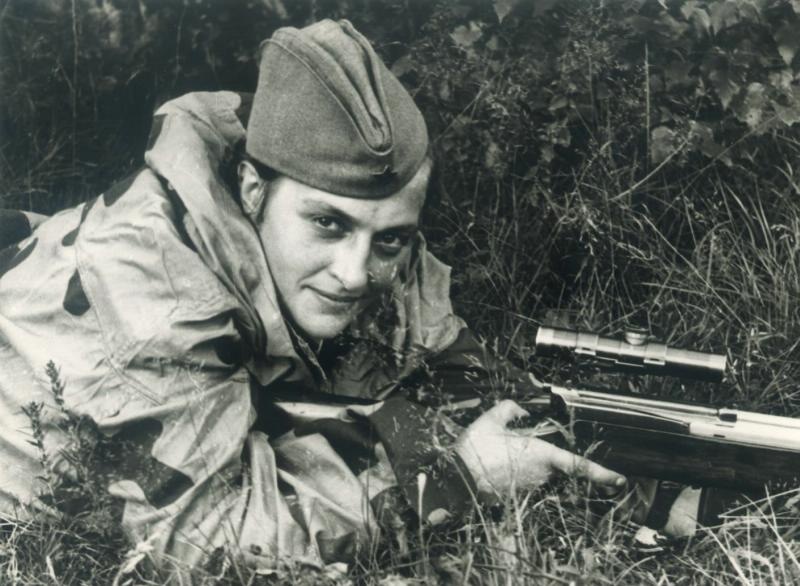 Снайпер Людмила Павличенко, июль 1942, г. Севастопль. Выставки&nbsp;«Защитники Отечества», «Разведчики и снайперы. Невидимый фронт» с этой фотографией.