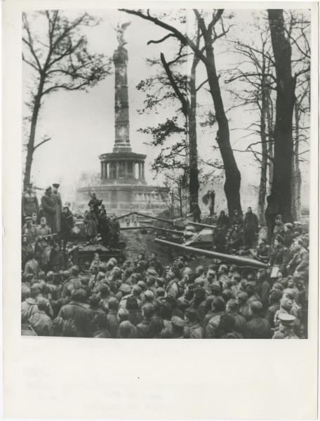 Митинг танкистов генерала Семена Кривошеина у колонны Победы, 1 - 2 мая 1945, Германия, г. Берлин