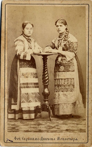 Портрет девушек в русских национальных костюмах, 1900-е, г. Арзамас