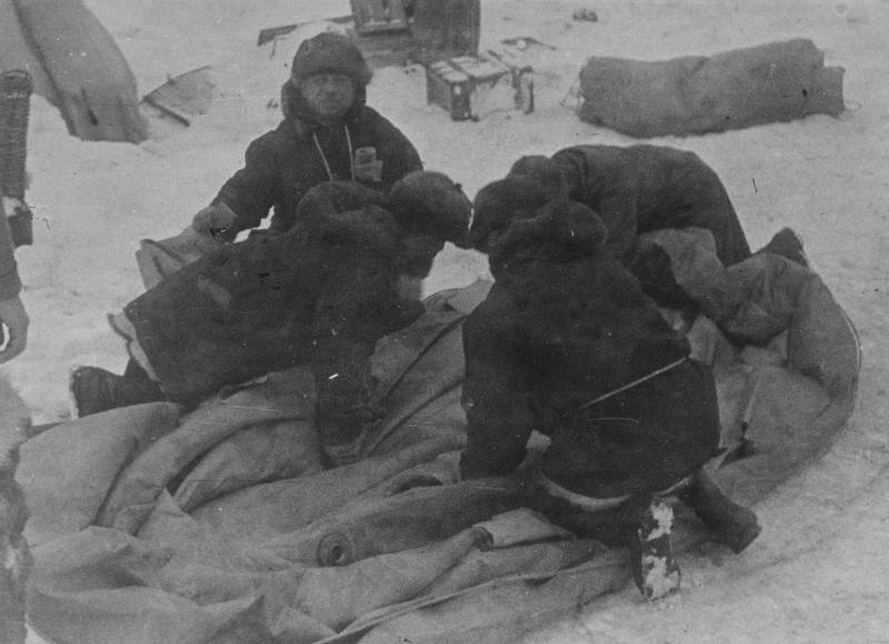 Участники полярной экспедиции, 6 июня 1937 - 19 февраля 1938, Северный полюс. Три участника экспедиции с Иваном Папаниным (в центре) на надувной лодке.&nbsp;Высадка экспедиции на лед была выполнена 21 мая 1937 года. Официальное открытие дрейфующей станции «Северный полюс-1» состоялось 6 июня 1937 года.