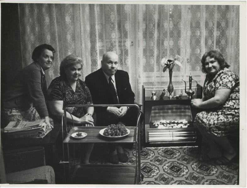 У камина, 1970-е. Справа – Тамара Белова (журналист, супруга Виктора Темина).