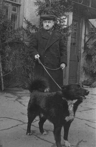 Герой Советского Союза Иван Папанин на прогулке с псом Веселым, 23 марта 1938, г. Москва. Выставка «Пошли гулять!» с этой фотографией.
