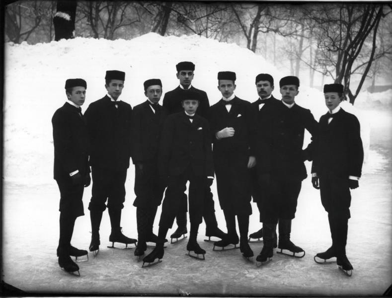 Фигуристы на катке в Юсуповском саду, 1900-е, г. Санкт-Петербург. Выставки «На коньках»,&nbsp;«Рождественское настроение», «Чудеса на льду. Искусство и спорт» с этой фотографией.