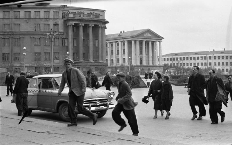 У входа в УПИ (Уральский политехнический институт), 1958 год, г. Свердловск