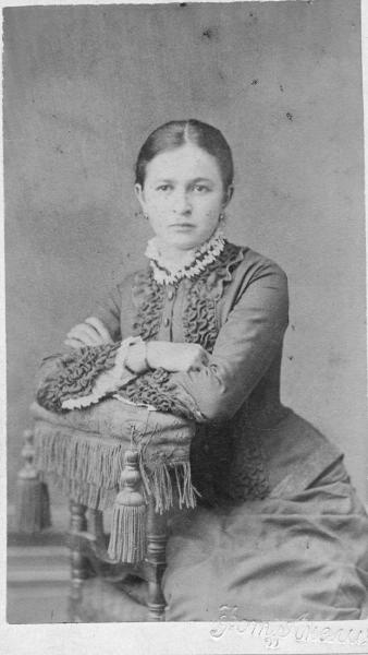 Портрет молодой женщины, 1890 - 1900, Орловская губ., г. Елец. Альбуминовая печать.