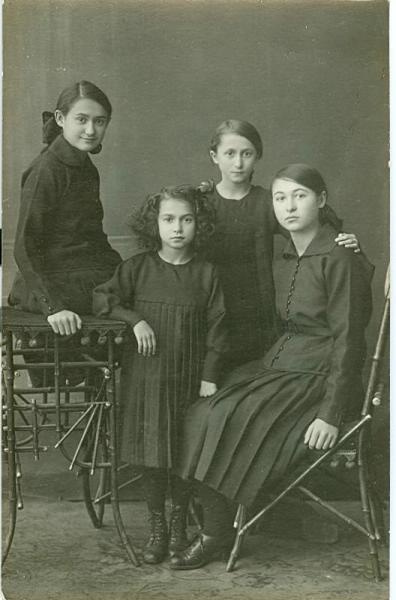 Портрет четырех девочек, 1921 год