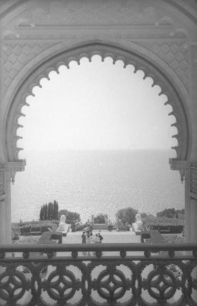 Море через арку на веранде в Воронцовском дворце, 1930-е, Крымская АССР, г. Алупка. Выставка «Отпуск одного фотографа» с этой фотографией.&nbsp;