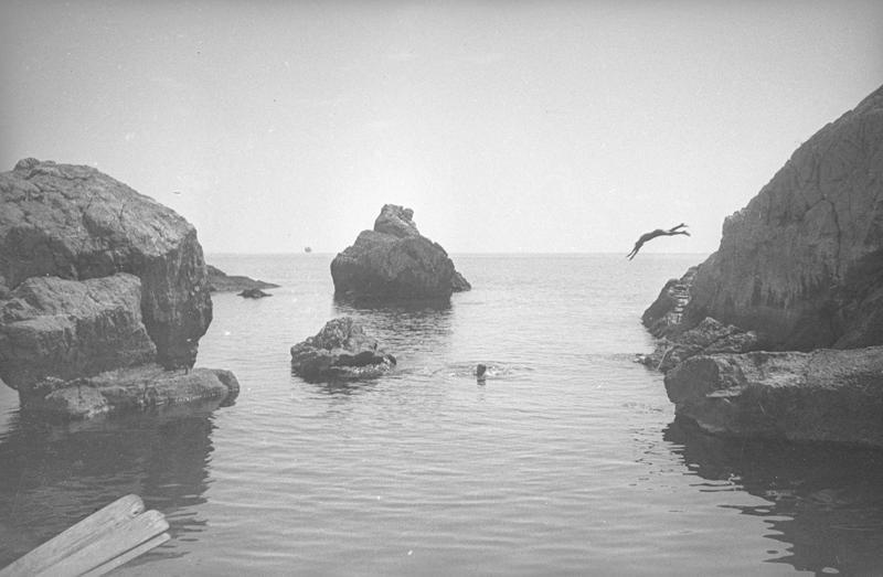 Скалы, 1930-е, Крым, пгт. Симеиз. Выставки «Крым»&nbsp;и «Отпуск одного фотографа» с этой фотографией. 