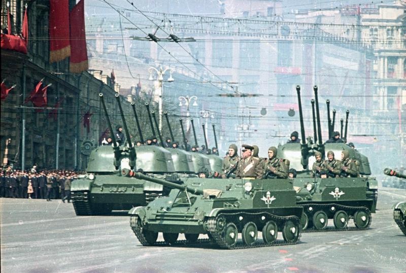 Военная техника на улице Горького, 1950-е, г. Москва. Ныне улица Тверская. Во время первомайской демонстрации  помимо спортивного парада и парада трудящихся, так же проводился и военный парад.