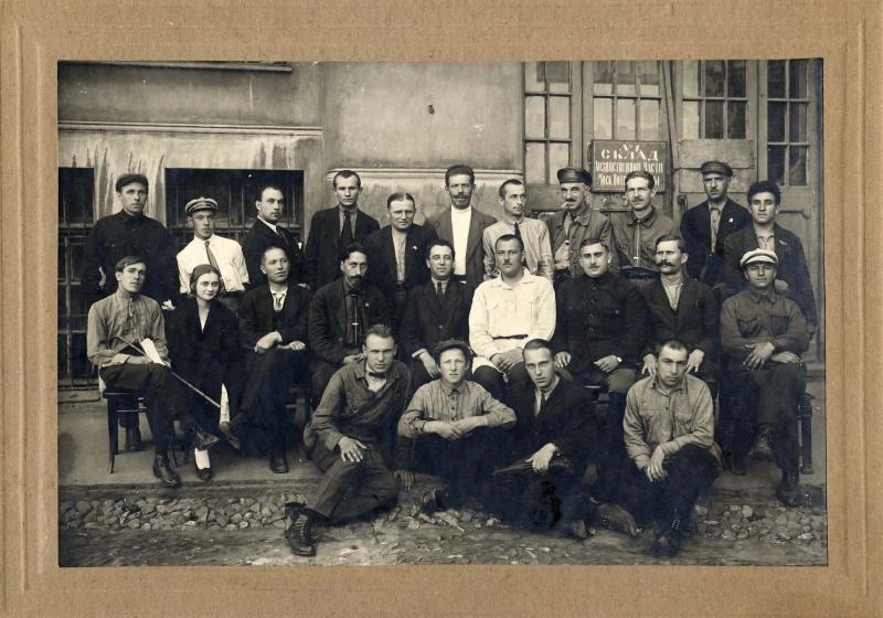 Групповой портрет рабочих и служащих фабрики, 1920 - 1939