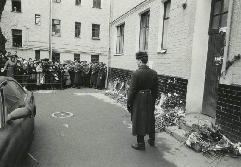 У подъезда дома 30 по Новокузнецкой улице, в котором накануне был убит Влад Листьев, 2 марта 1995