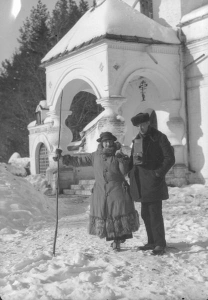У крыльца Спасо-Преображенской церкви в Лукино (Переделкино), 1920-е