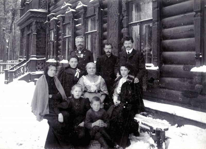 Семейство Сорокиных в Кусково, 1910-е, Московская губ., с. Кусково. Выставка «Рождественское настроение» с этой фотографией.&nbsp;
